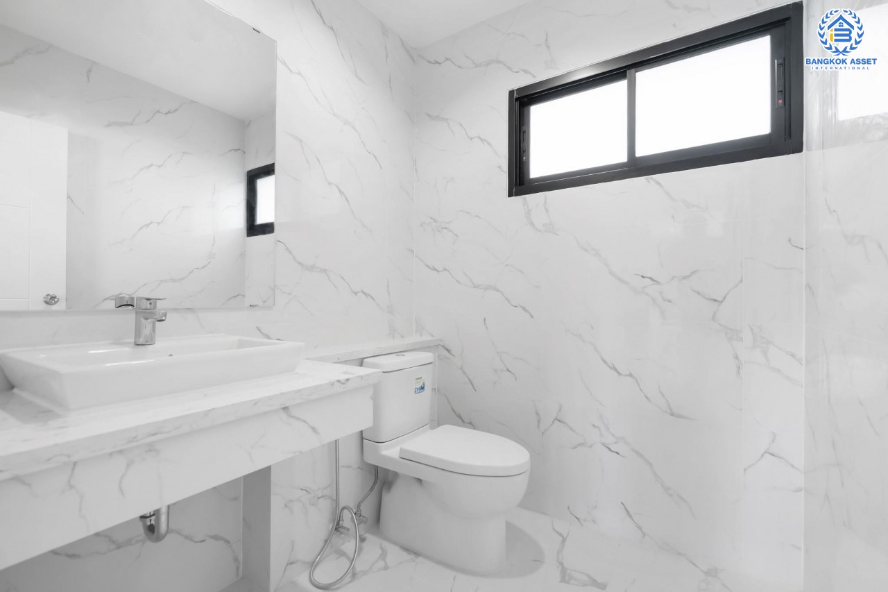 บ้านมือสองตกแต่งใหม่ แบรนด์ LH หลังมุม ดีไซน์สุดหรูหรา เนื้อที่ 121 ตร.ว. ม.ลดาวัลย์ ปิ่นเกล้า-บรมราชชนนี ฟังก์ชันจัดเต็ม 3 ห้องนอน 1 ห้องอเนกประสงค์ชั้นล่าง 3 ห้องน้ำ จอดรถได้ถึง 4 คัน บนพื้นที่ใช้สอยถึง 330 ตร.ม. ทำเลศักยภาพเชื่อมต่อหลายเส้นทาง ใกล้ ม.มหิดล และเซ็นทรัลศาลายา